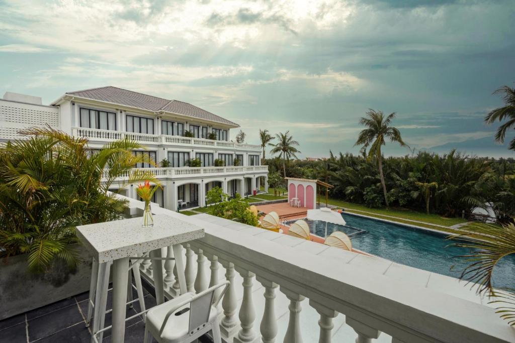 Moodhoian Riverside Resort & Spa