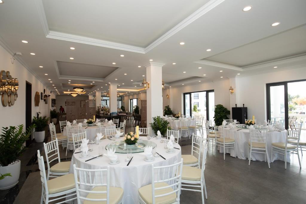 nha-hang-glory-resort