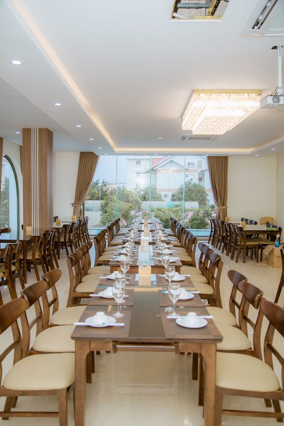 nhà hàng tại sunrise hải tiến