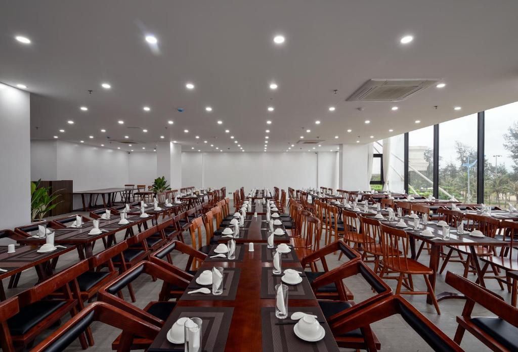 nha-hang-tai-the-marron-hotel