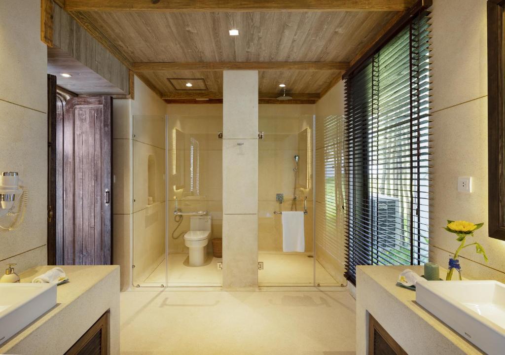 stelia-beach-resort-pool-villa-bathroom