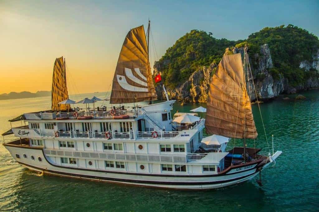 tau-du-lich-ha-long