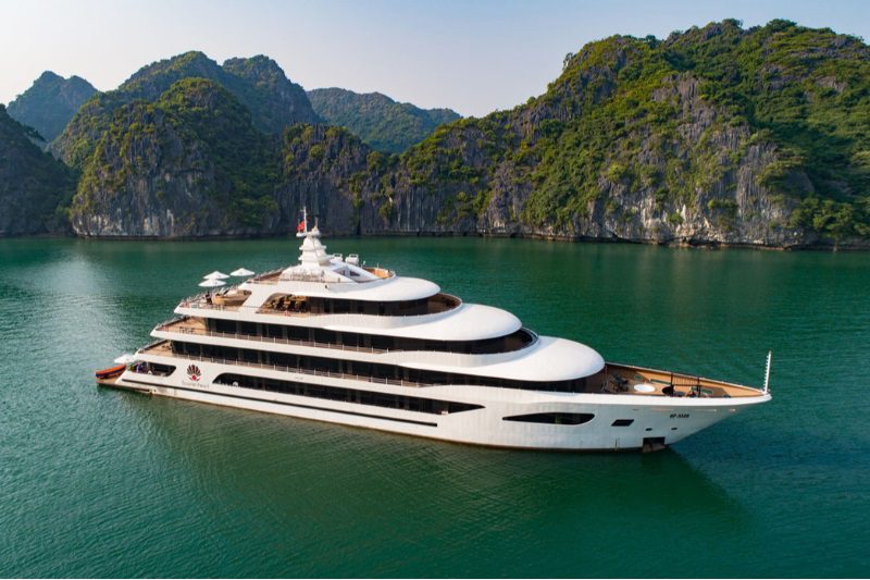 so-sanh-hai-du-thuyen-elite-of-the-seas-va-ambassador
