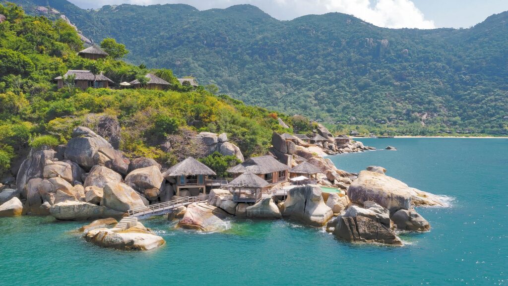 Six-Senses-Ninh-Van-Bay-hon-da