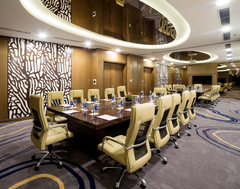 vinpearl-resort-n-spa-nha-trang-bay-phong hop