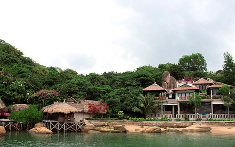 review-danh-gia-yen-bay-resort-ngoc-suong-cam-ranh-4-sao-vi-tri-o-dau-dich-vu-co-gi-1